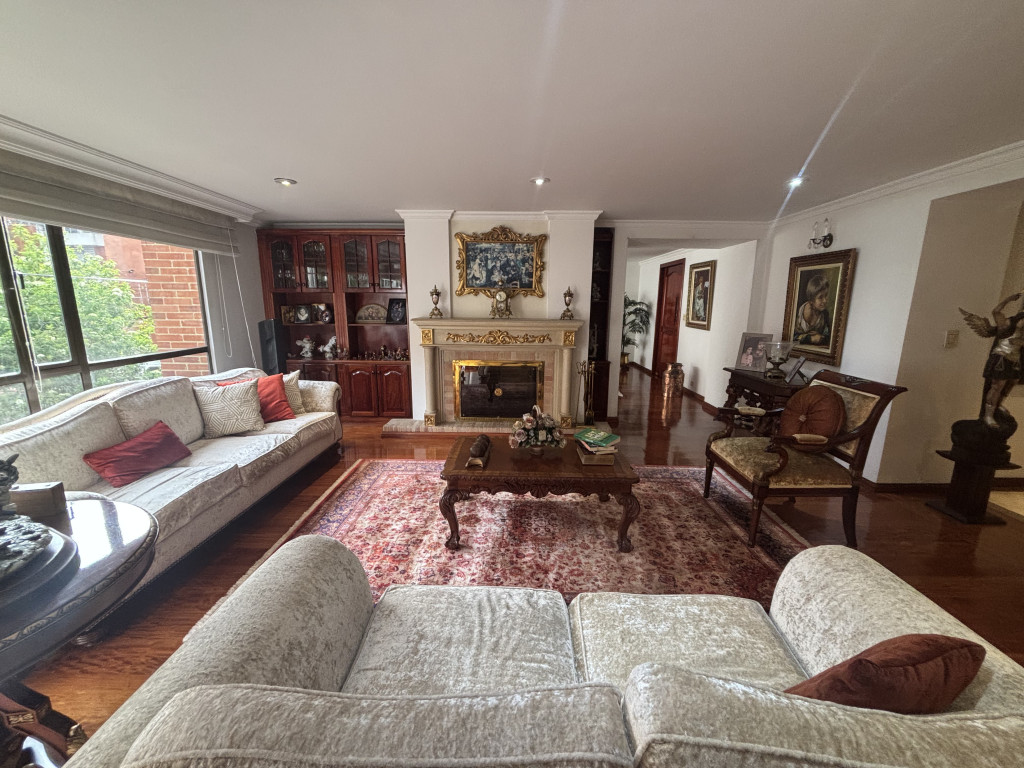 Apartamento de 3 alcobas en venta en Santa Barbara Occidental, Bogotá, 225 m² · foto 3 de 24