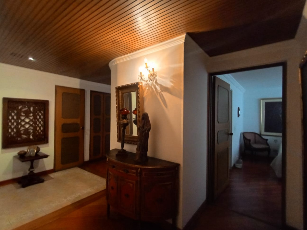 Apartamento de 3 alcobas en venta en Chico Norte, Bogotá, 178 m² · foto 2 de 24