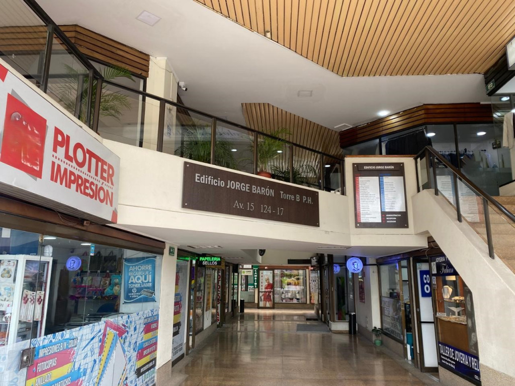 Oficina en arriendo en Santa Barbara Central, Bogotá, 27 m² · foto 2 de 10