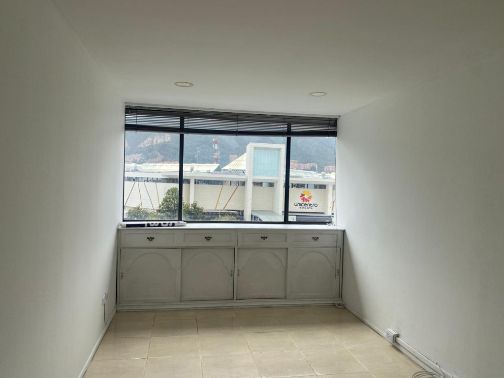 Oficina en arriendo en Santa Barbara Central, Bogotá, 27 m² · foto 4 de 10