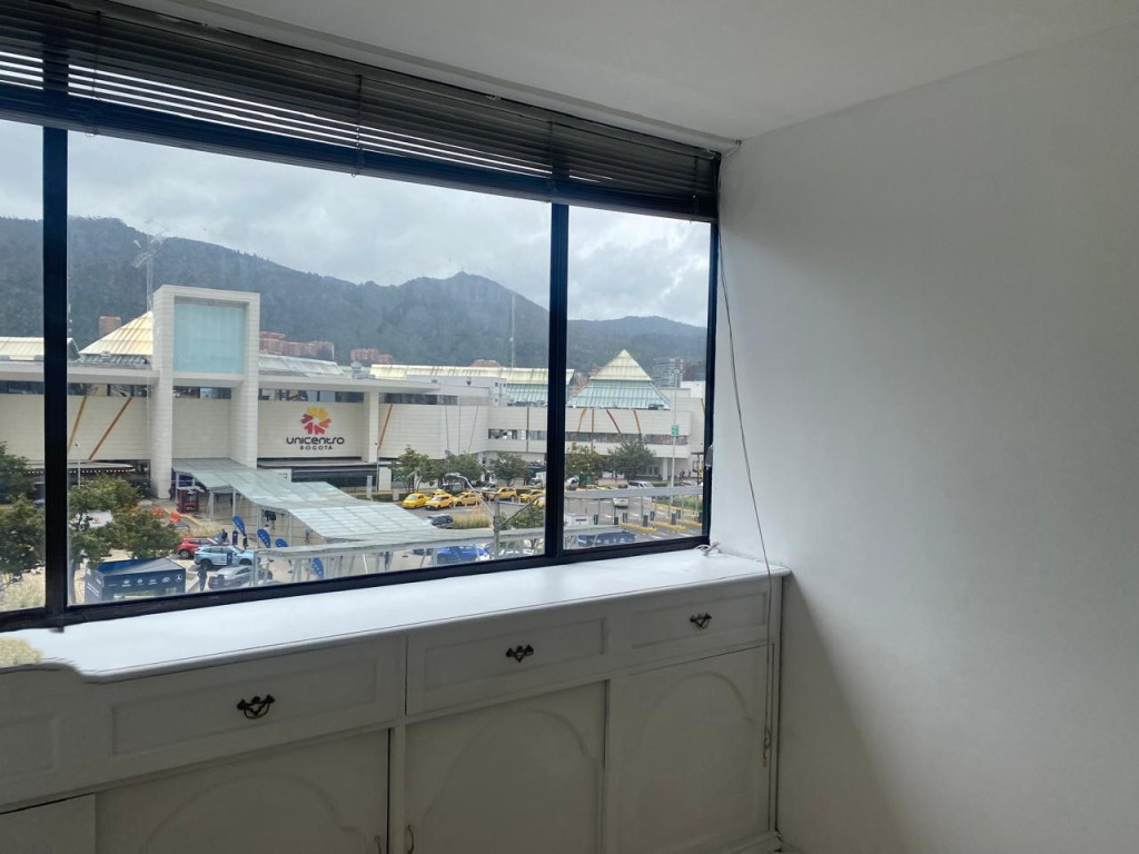 Oficina en arriendo en Santa Barbara Central, Bogotá, 27 m² · foto 5 de 10