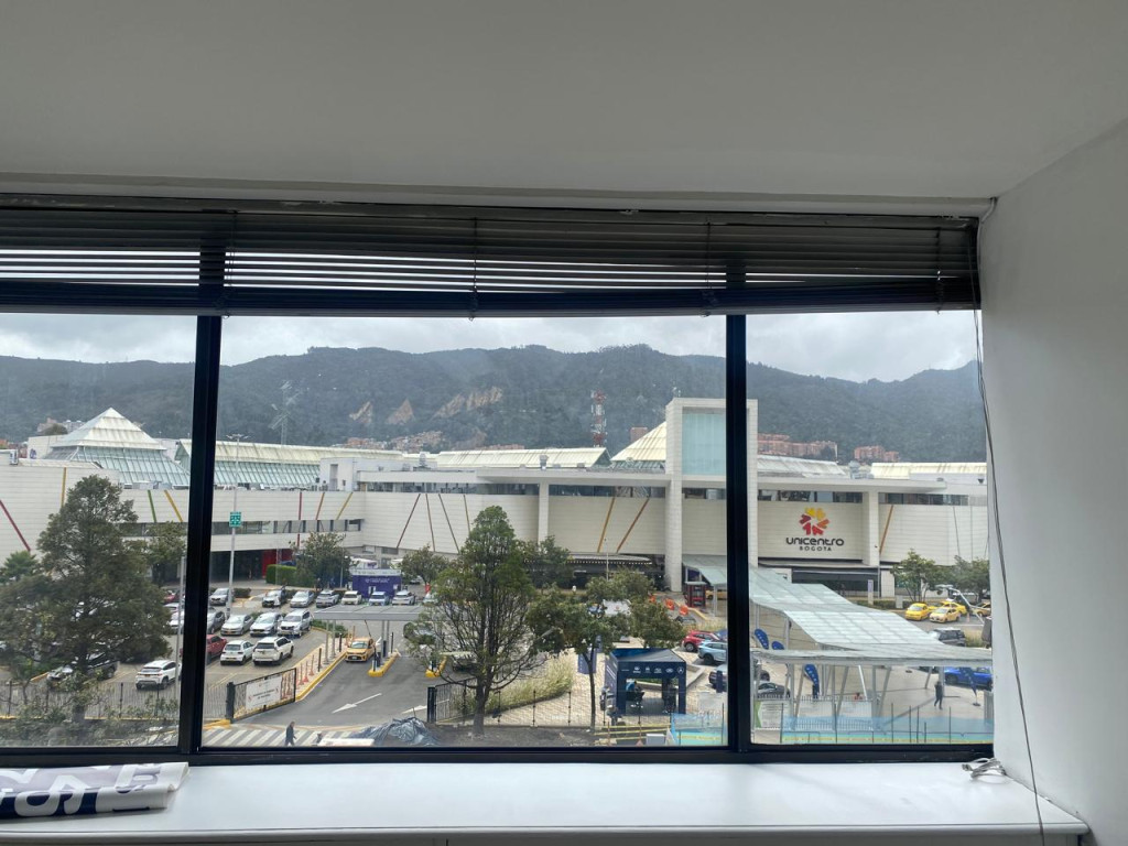 Oficina en arriendo en Santa Barbara Central, Bogotá, 27 m² · foto 7 de 10