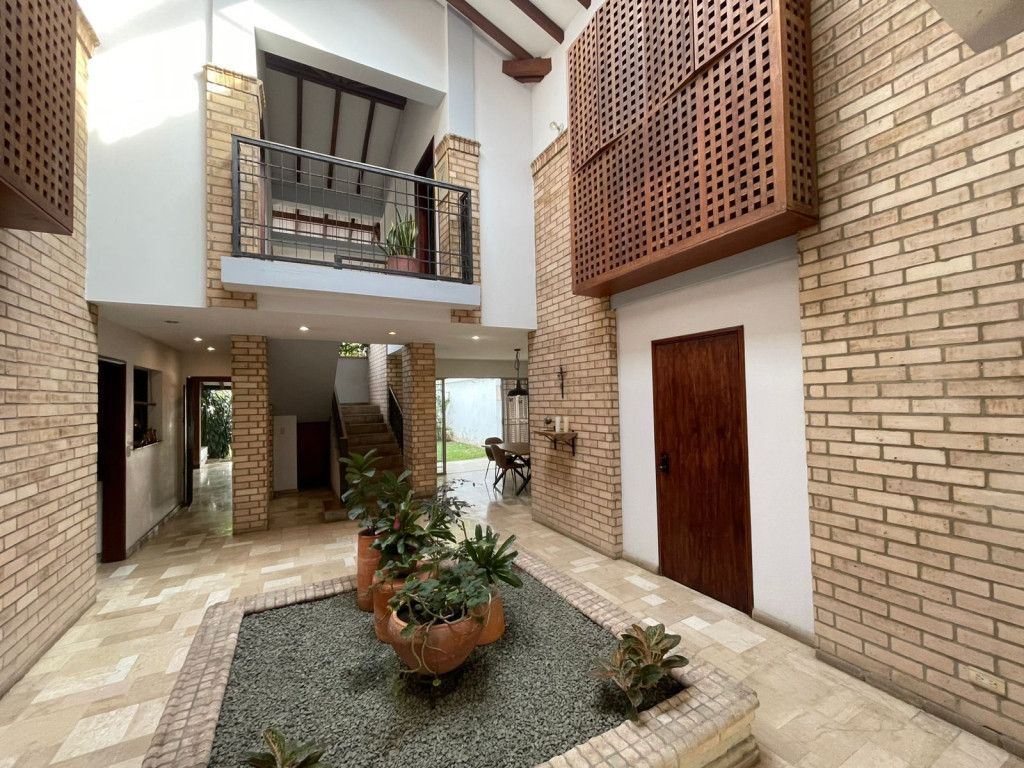 Casa En Venta - El Bosque, Cali