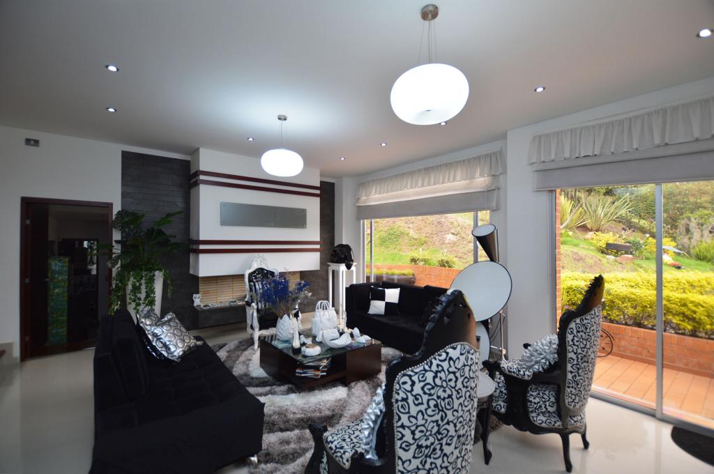 Casa de 4 alcobas en venta en Yerbabuena, Bogotá, 400 m² · foto 2 de 24
