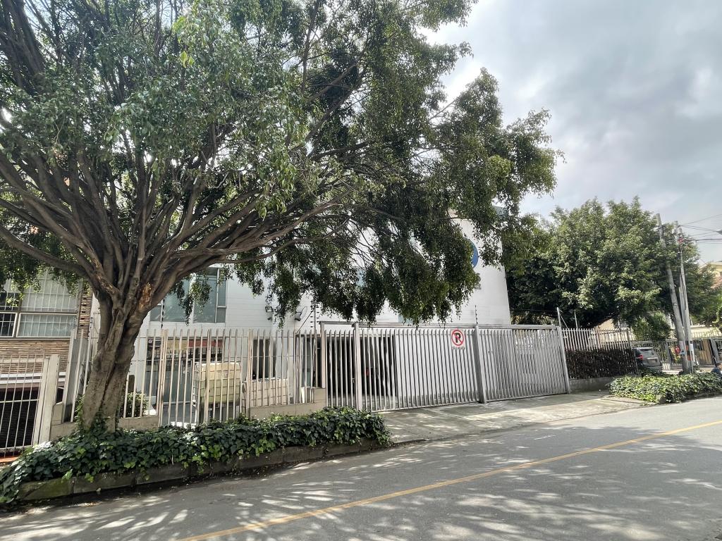 Edificio en venta en Antiguo Country, Bogotá, 828 m² · foto 2 de 6
