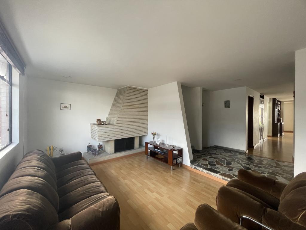Casa de 3 alcobas en venta en Pontevedra, Bogotá, 183 m² · foto 2 de 17