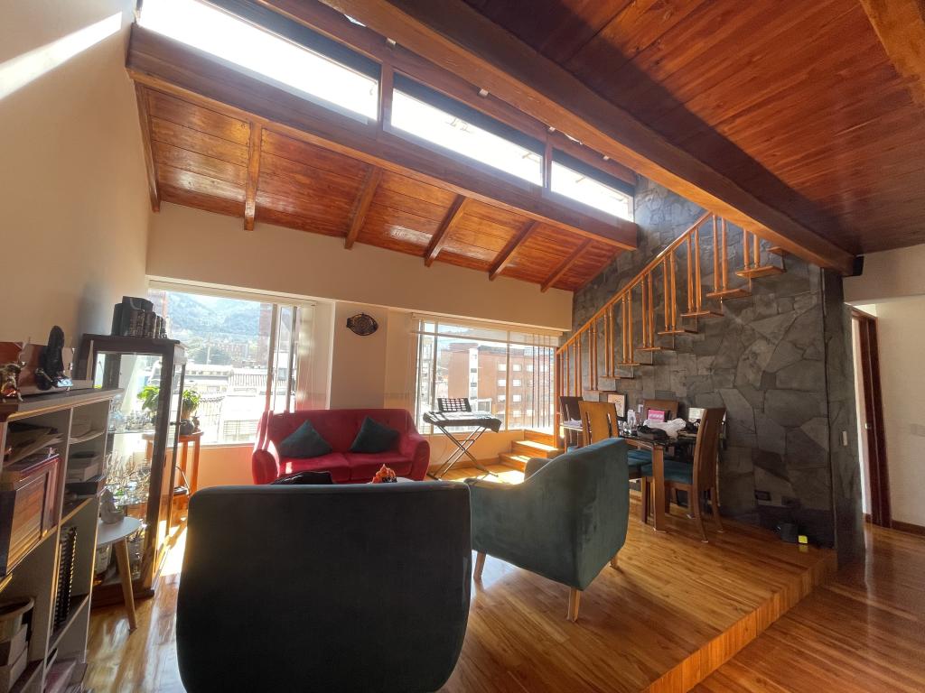Apartamento de 3 alcobas en venta en Santa Barbara Central, Bogotá, 128 m² · foto 2 de 19