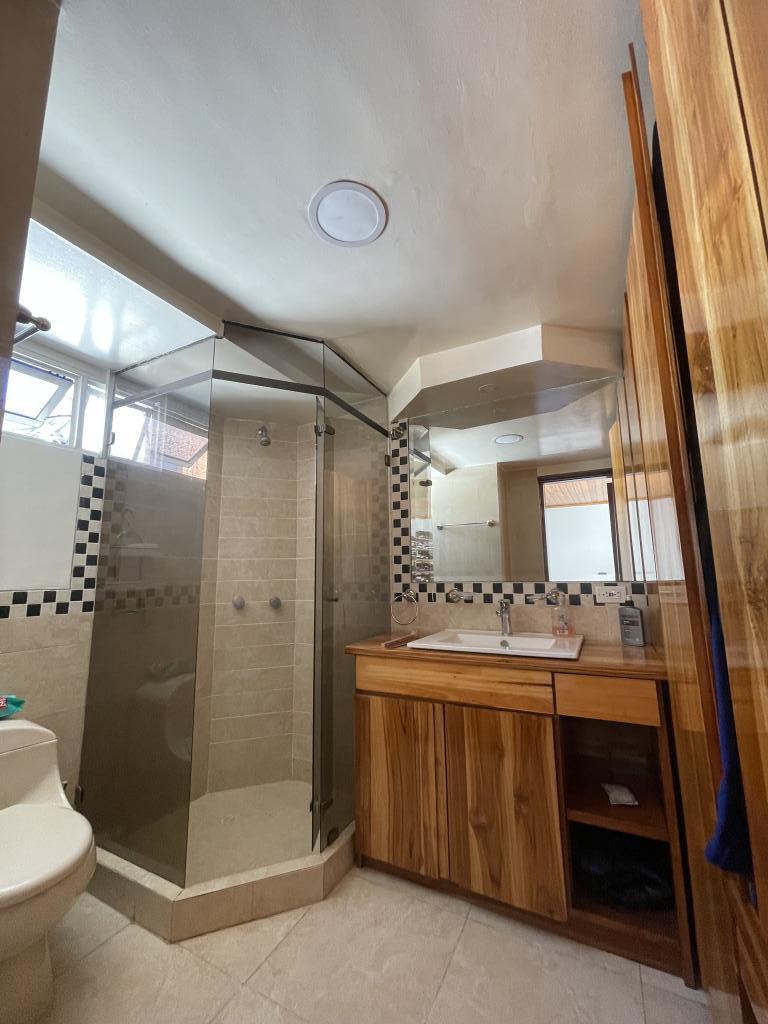 Apartamento de 3 alcobas en venta en Santa Barbara Central, Bogotá, 128 m² · foto 11 de 19