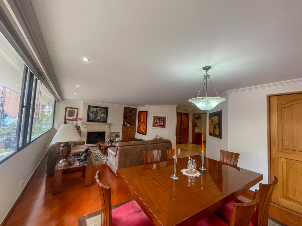 Apartamento de 3 alcobas en venta en Los Rosales, Bogotá, 176 m² · foto 3 de 3