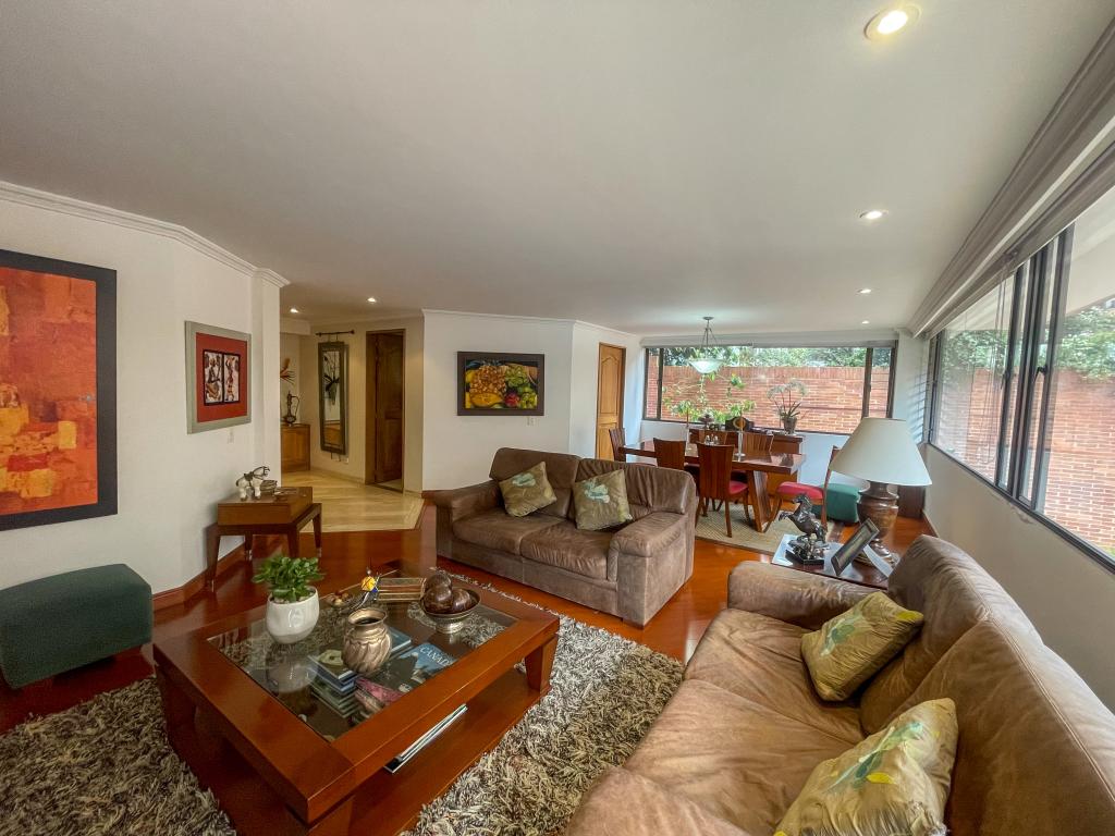 Apartamento de 3 alcobas en venta en Los Rosales, Bogotá, 176 m² · foto 2 de 3