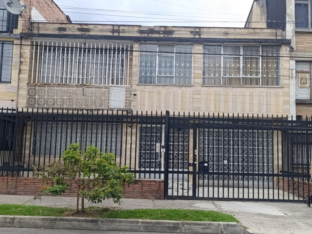 Casa en venta en San Luis, Bogotá · foto 2 de 24