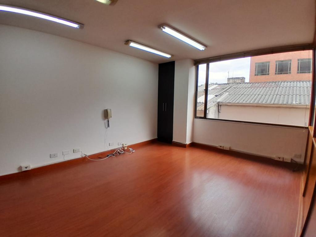 Oficina en arriendo en Quinta Camacho, Bogotá, 40 m² · foto 5 de 11
