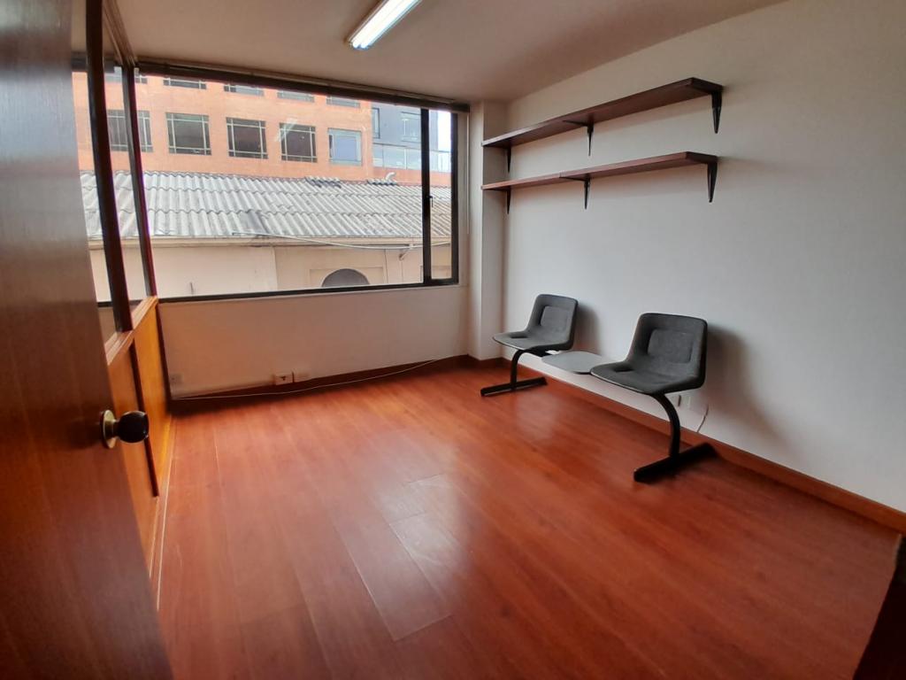 Oficina en arriendo en Quinta Camacho, Bogotá, 40 m² · foto 7 de 11