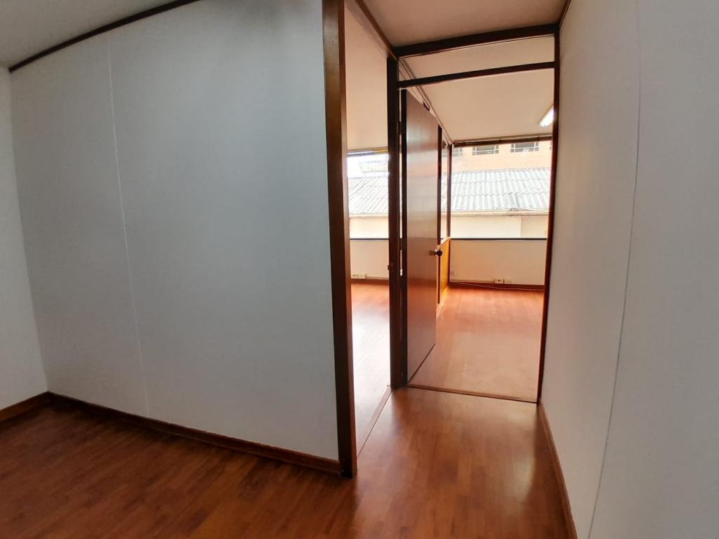 Oficina en arriendo en Quinta Camacho, Bogotá, 40 m² · foto 4 de 11