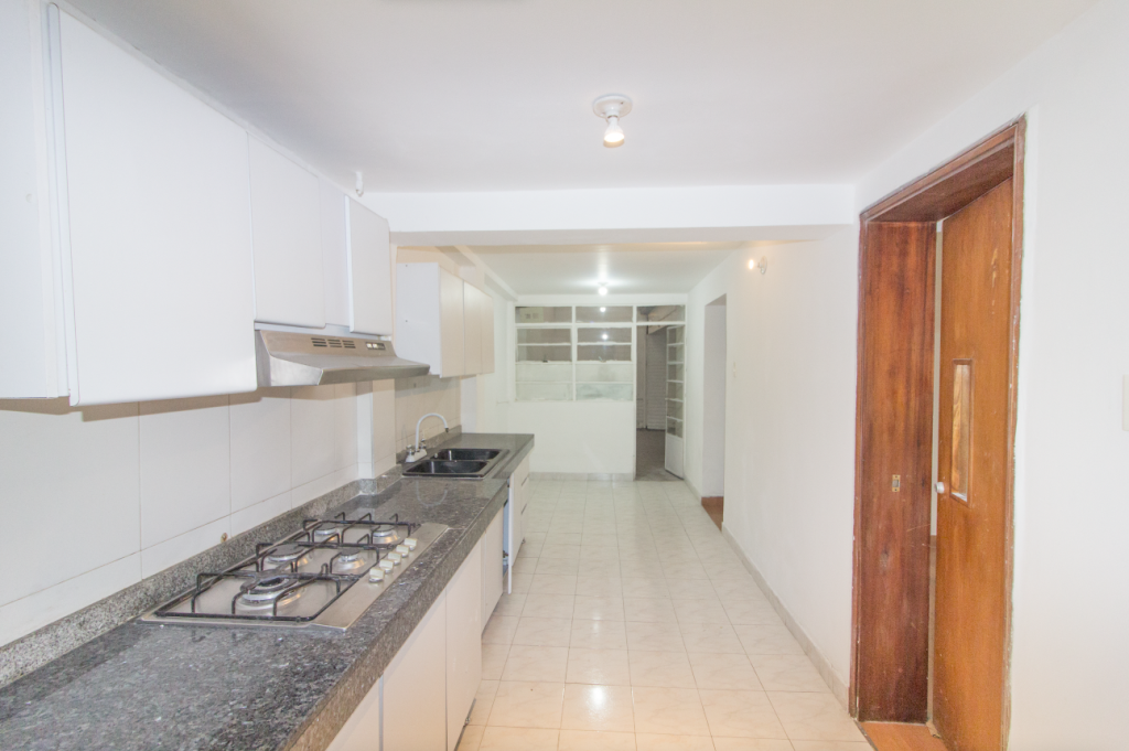 Casa de 5 alcobas en venta en Popular Modelo, Bogotá, 235 m² · foto 10 de 24