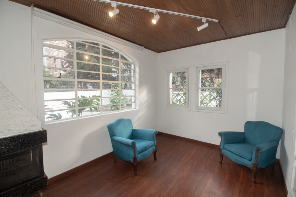 Casa de 6 alcobas en venta en Mariscal Sucre, Bogotá, 246 m² · foto 2 de 24