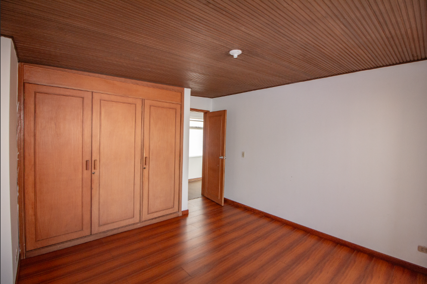 Apartamento de 2 alcobas en venta en Chico Navarra, Bogotá, 148 m² · foto 11 de 24
