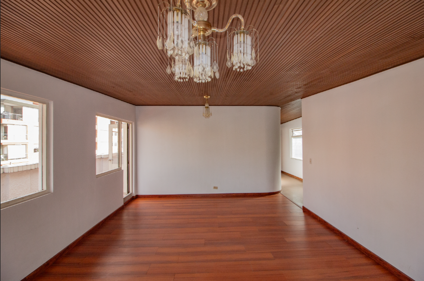 Apartamento de 2 alcobas en venta en Chico Navarra, Bogotá, 148 m² · foto 3 de 24