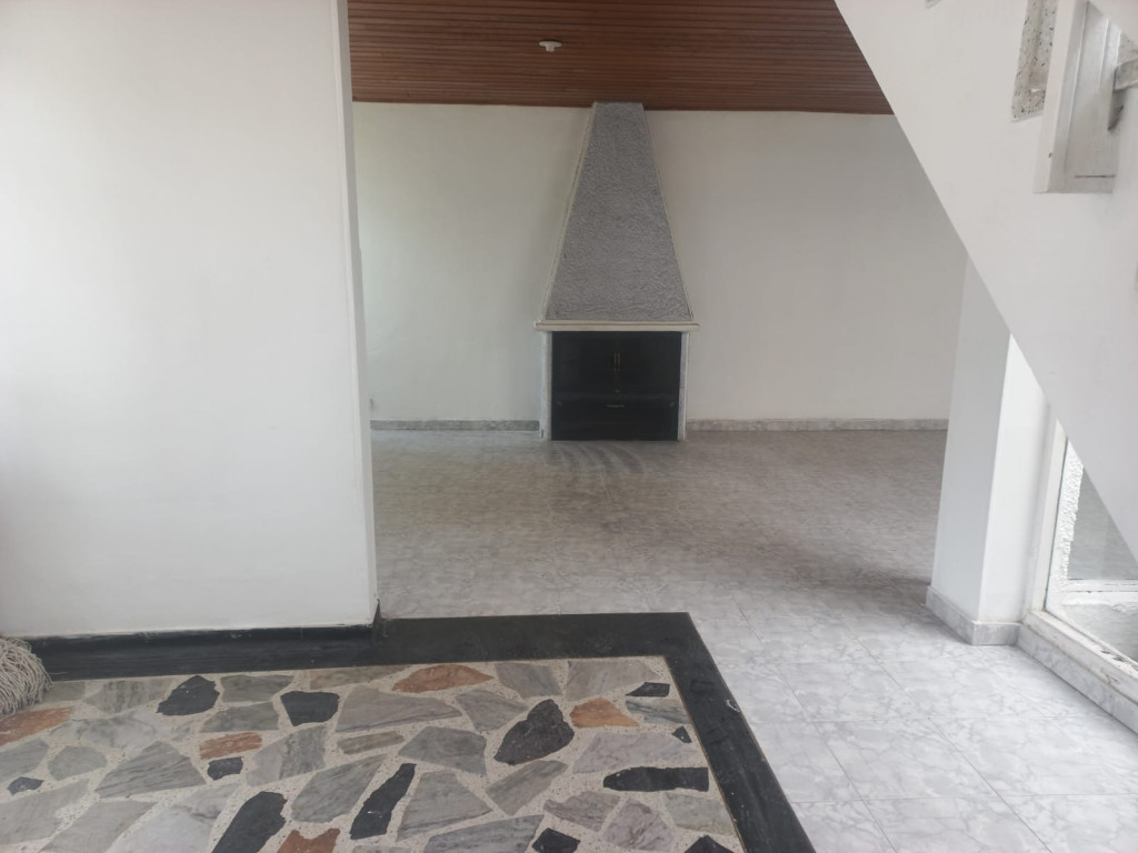 Casa de 5 alcobas en venta en Niza Norte, Bogotá, 179 m² · foto 3 de 21