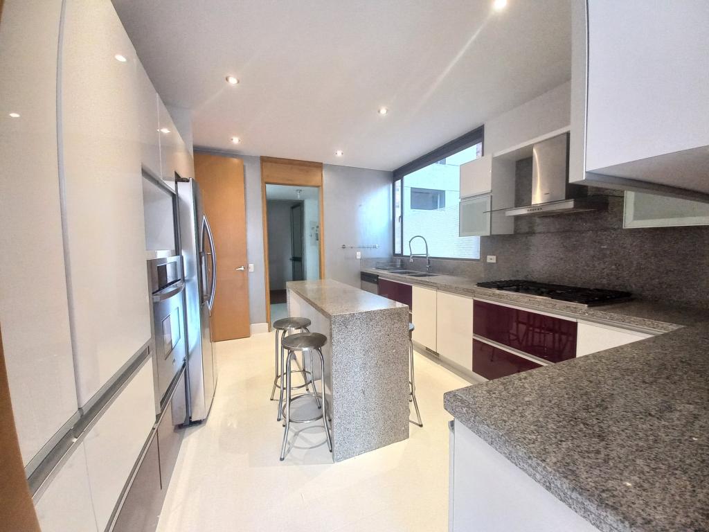 Apartamento de 3 alcobas en arriendo en Chico, Bogotá, 182 m² · foto 14 de 24