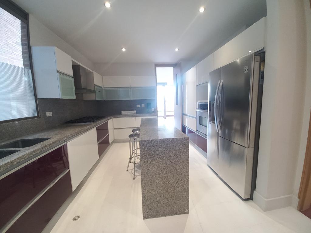 Apartamento de 3 alcobas en arriendo en Chico, Bogotá, 182 m² · foto 15 de 24