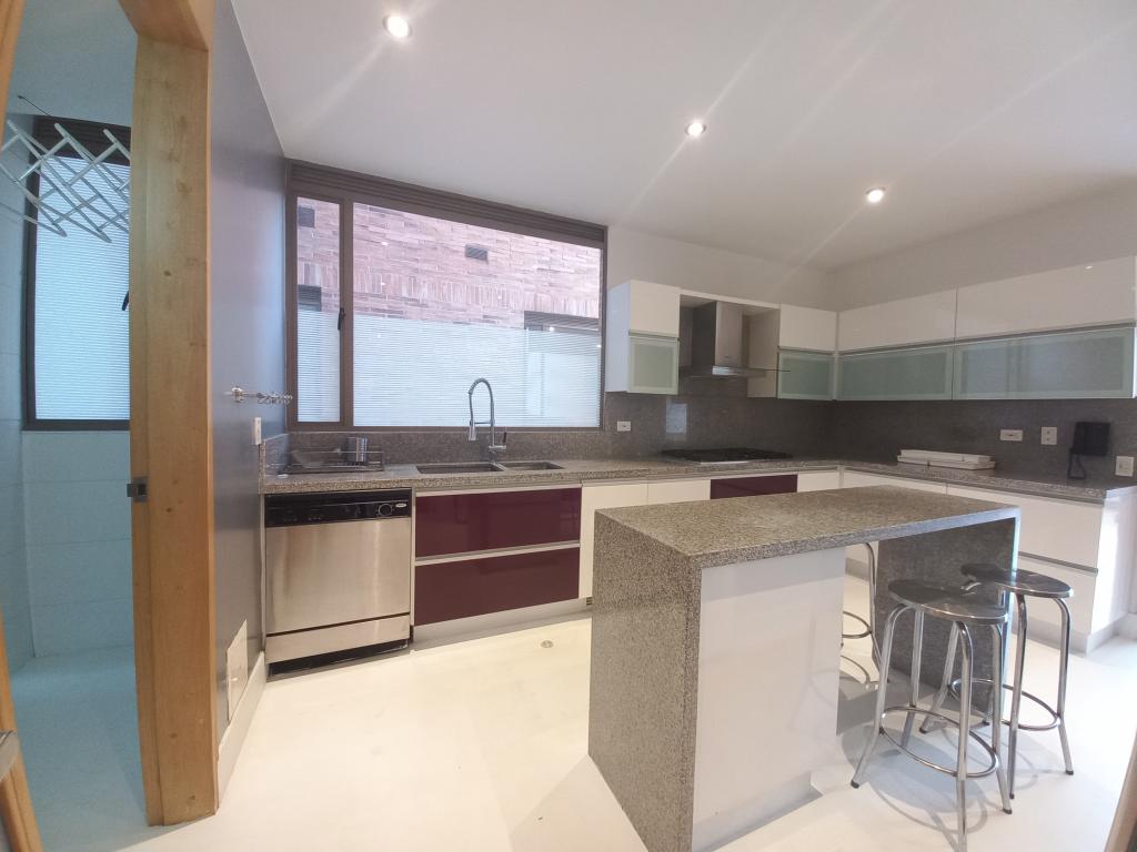 Apartamento de 3 alcobas en arriendo en Chico, Bogotá, 182 m² · foto 16 de 24