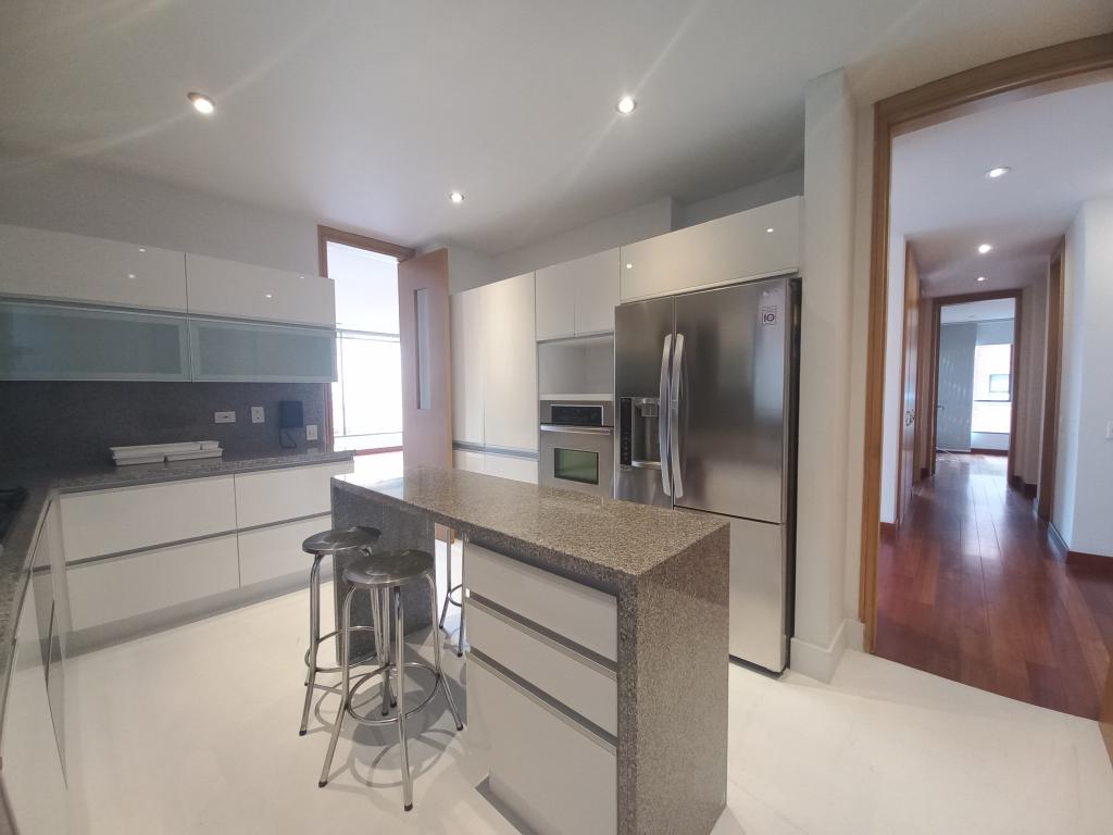 Apartamento de 3 alcobas en arriendo en Chico, Bogotá, 182 m² · foto 17 de 24