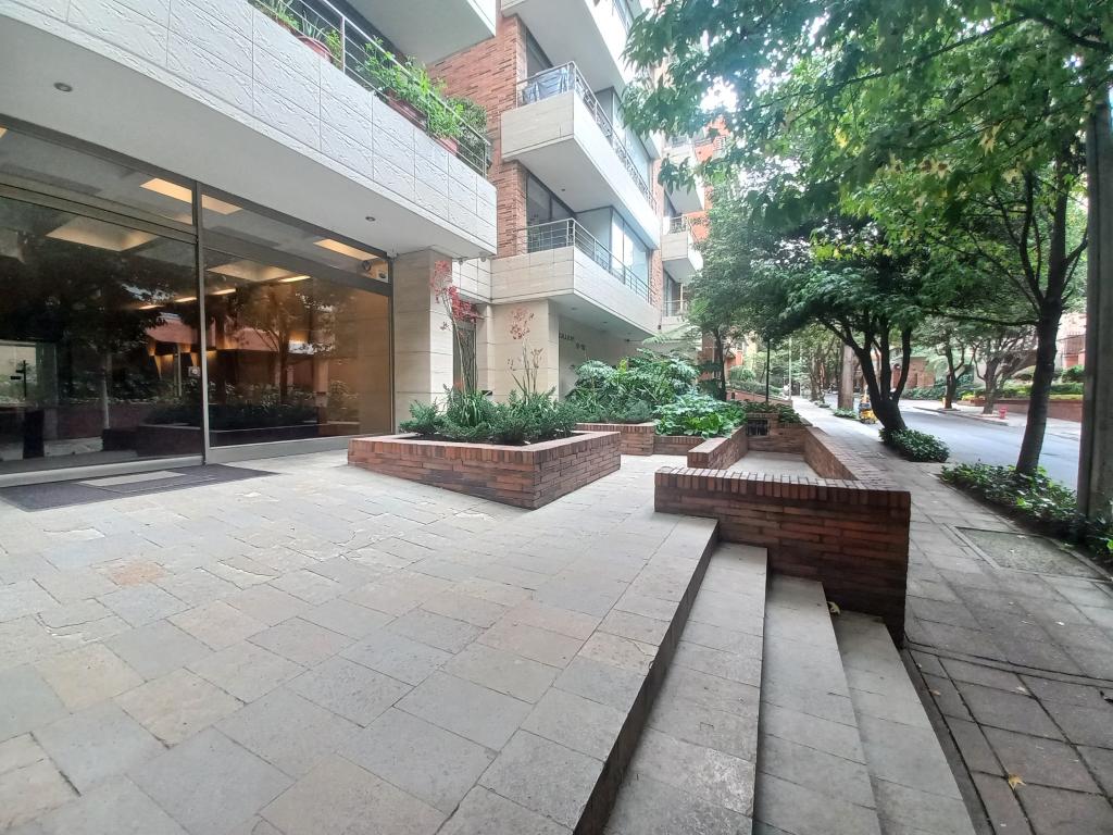 Apartamento de 3 alcobas en arriendo en Chico, Bogotá, 182 m² · foto 2 de 24