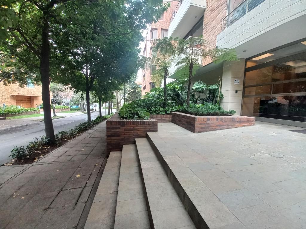 Apartamento de 3 alcobas en arriendo en Chico, Bogotá, 182 m² · foto 3 de 24