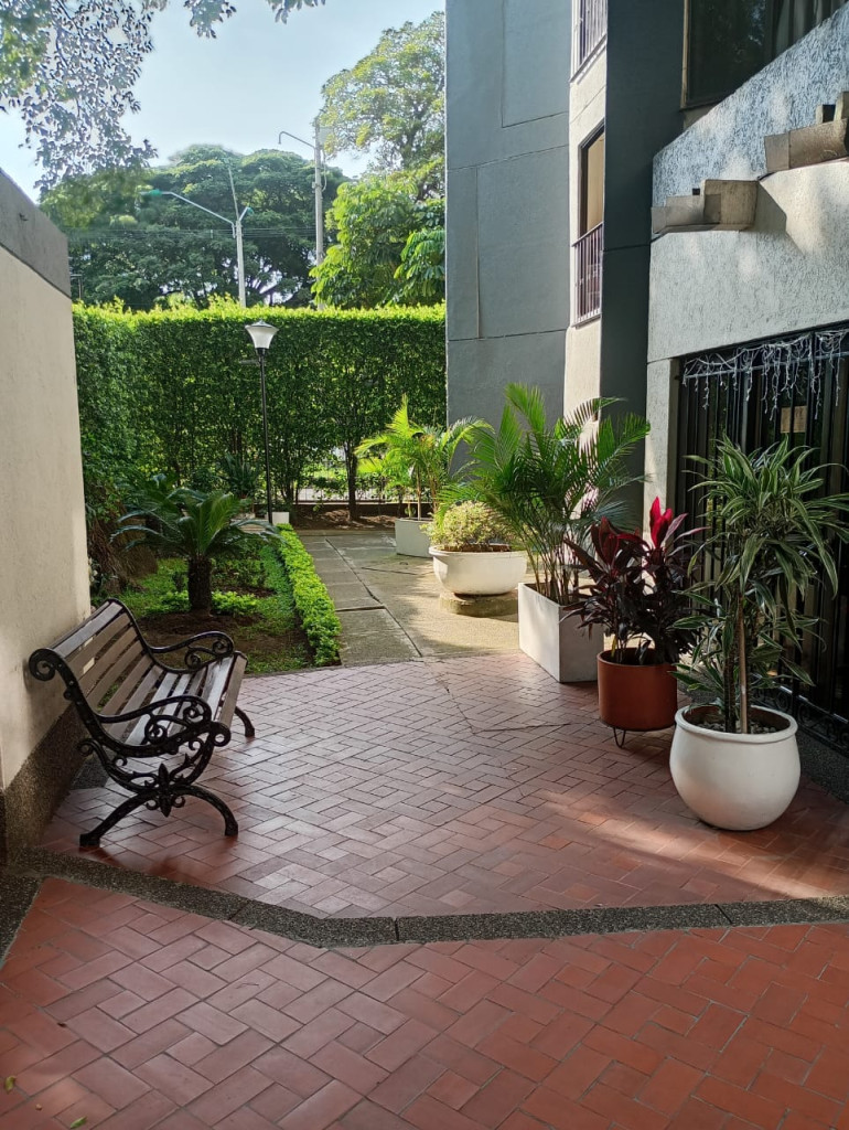 Apartamento En Arriendo - Los Cambulos, Cali