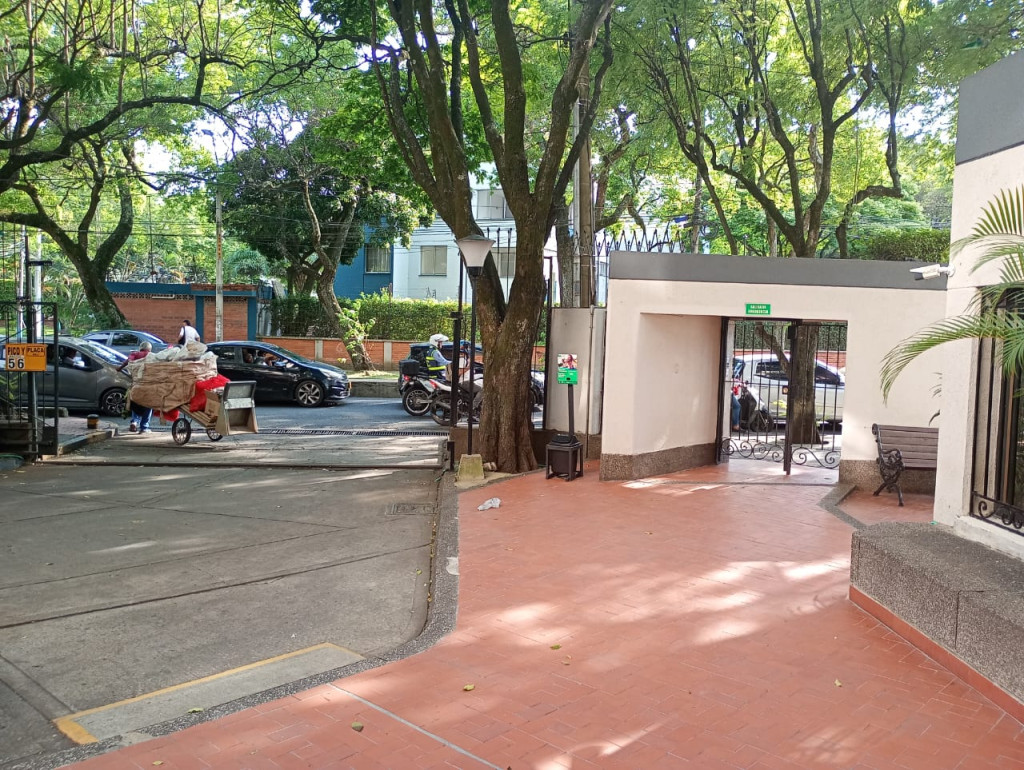 Apartamento En Arriendo - Los Cambulos, Cali