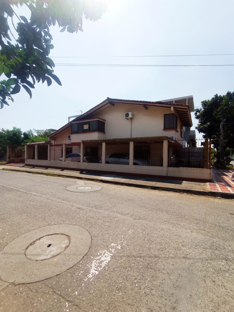 Casa En Venta - Urbanización La Flora, Cali