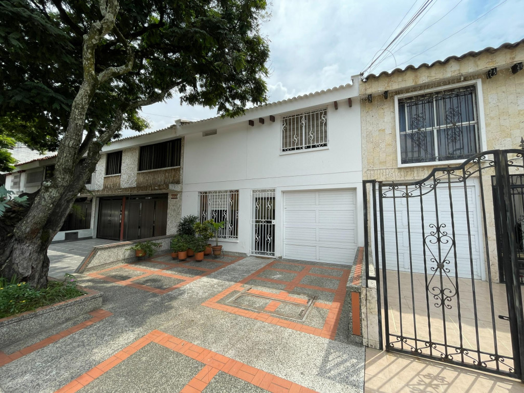 Casa En Venta - Urbanización La Flora, Cali