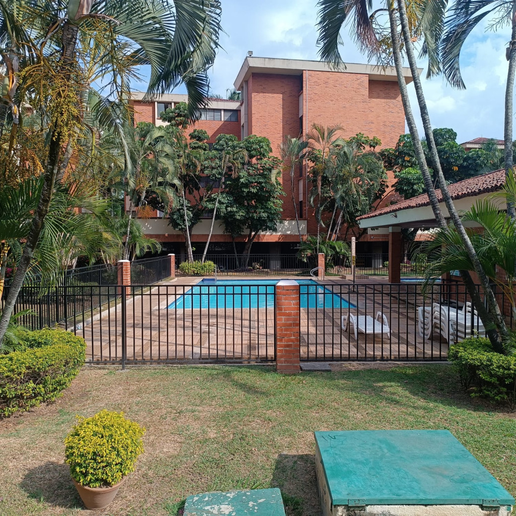 Apartamento En Venta - Urbanización La Flora, Cali