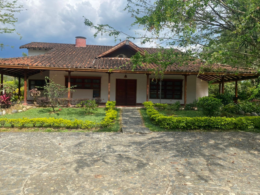Finca En Venta - Corregimiento De Santa Elena Vereda La Novillera, El Cerrito