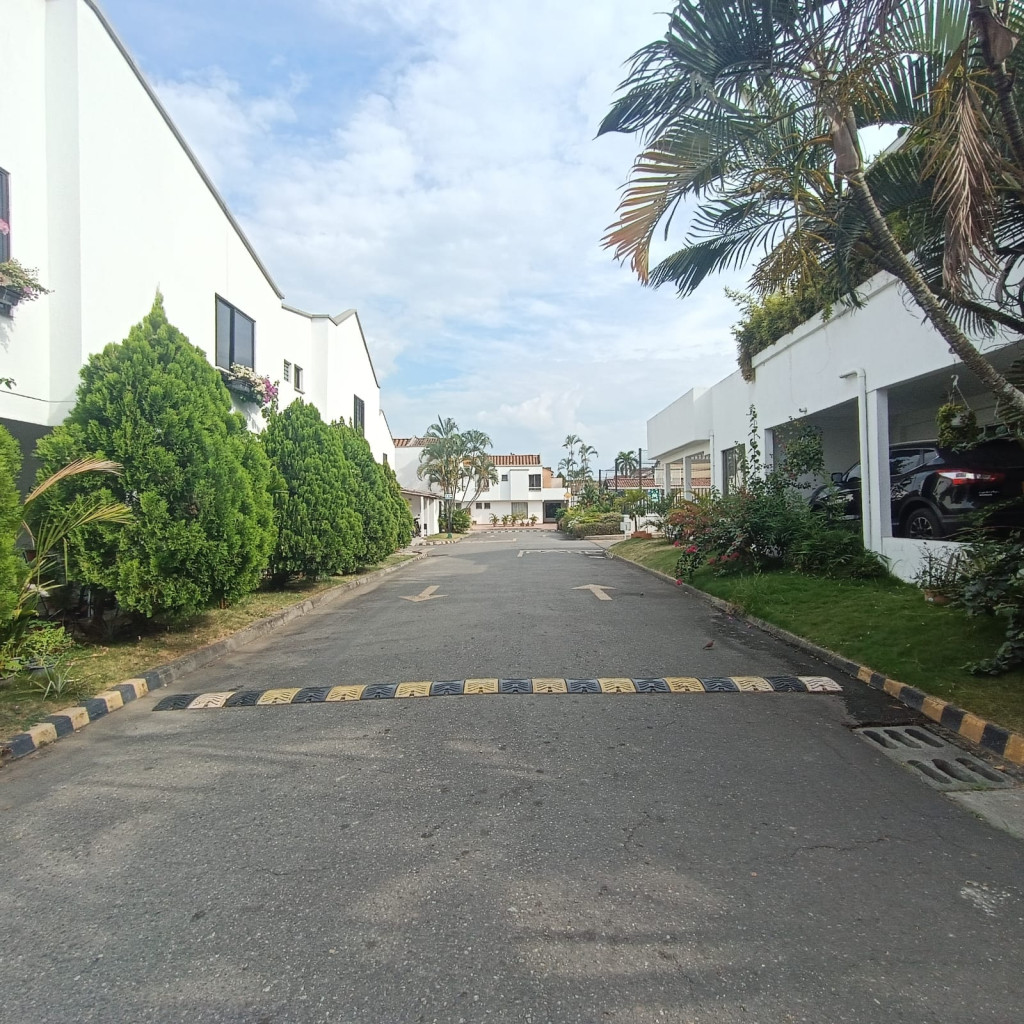 Casa En Venta - Urbanización La Flora, Cali