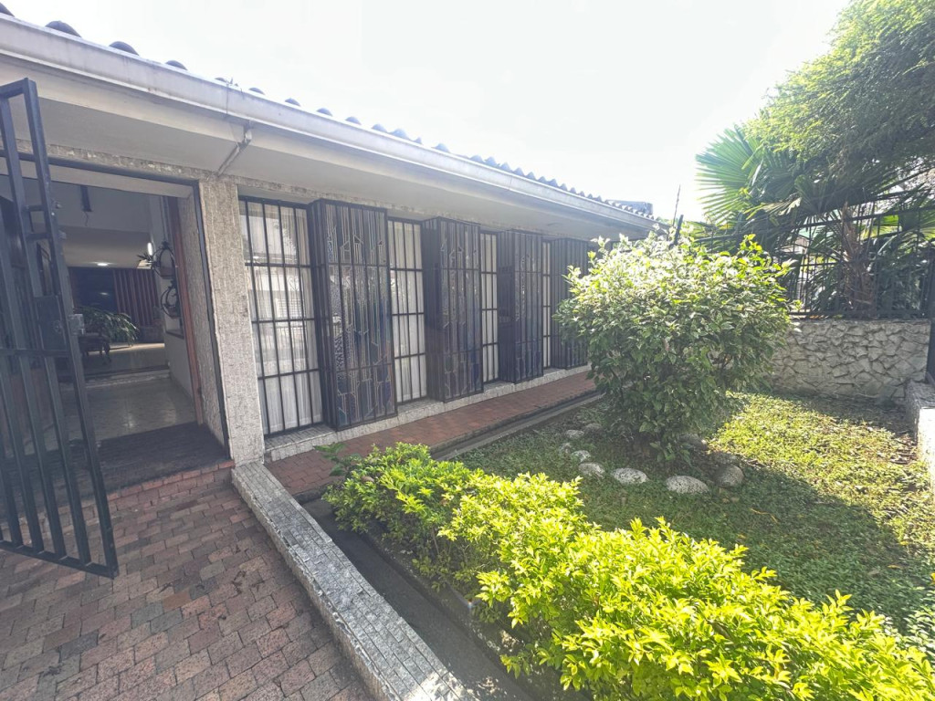 Casa En Venta - Urbanización La Flora, Cali