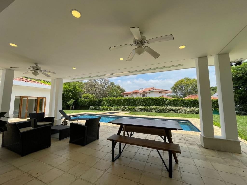 Casa Campestre En Arriendo - Pance, Cali