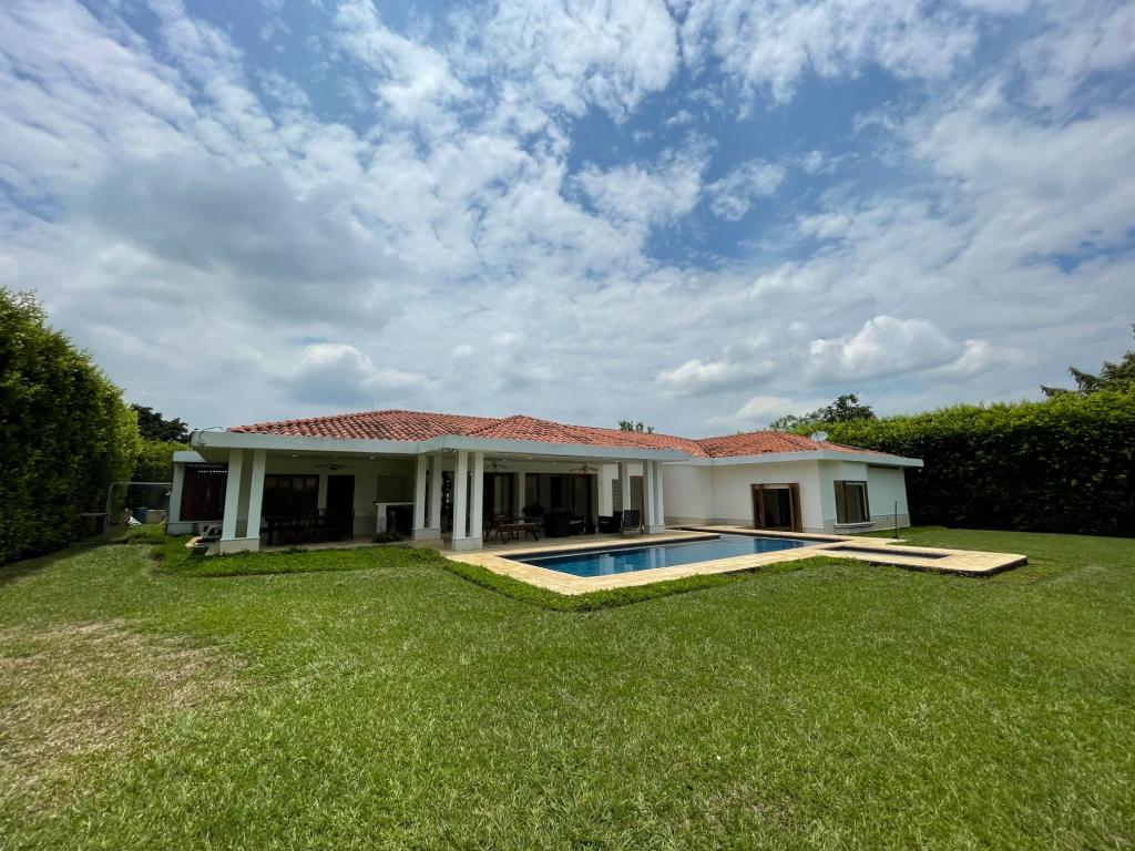 Casa Campestre En Arriendo - Pance, Cali