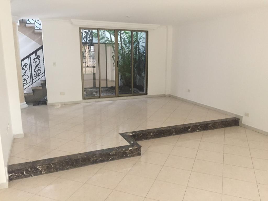 Casa En Venta - Urbanización La Flora, Cali