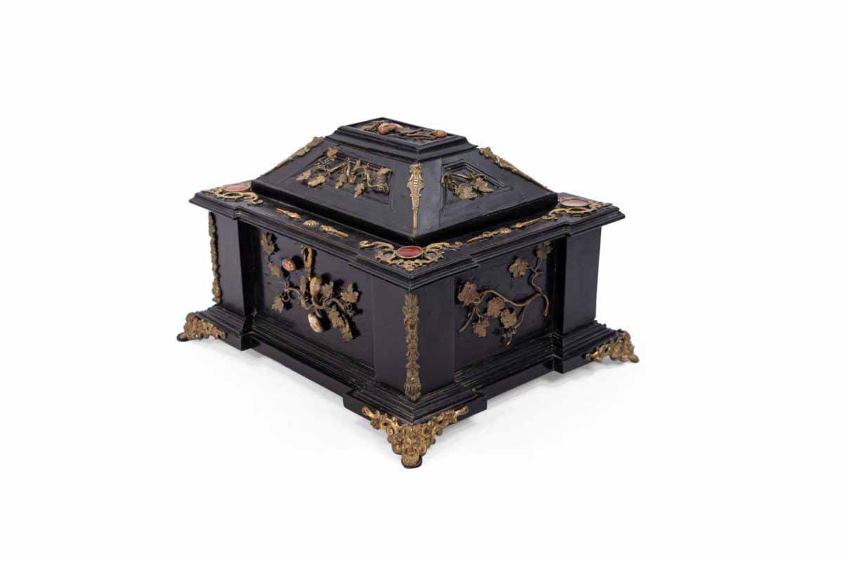 Italian renaissance style lacquered box 1