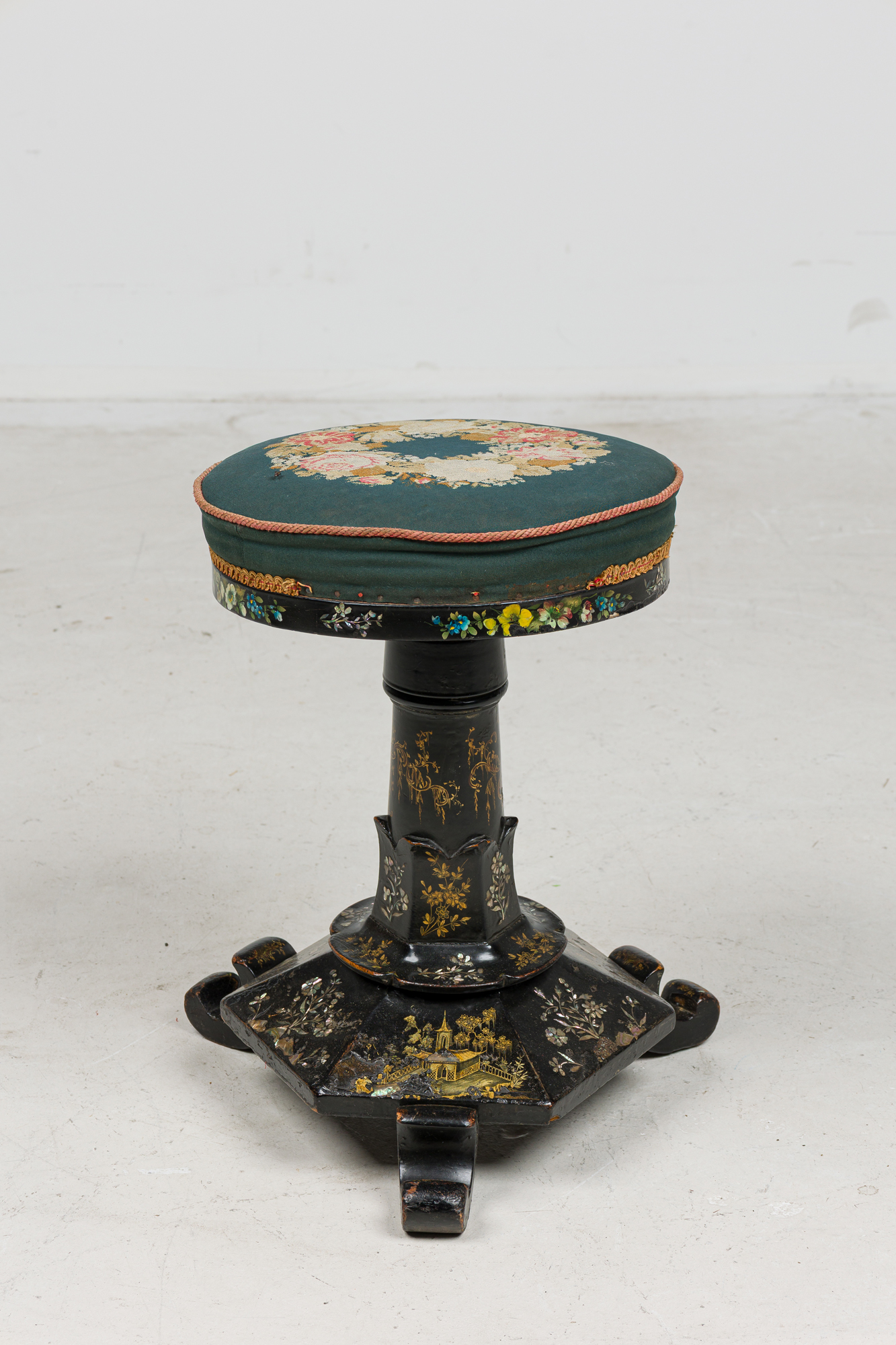 Seating swivel stool english papier mache lacquer 008519