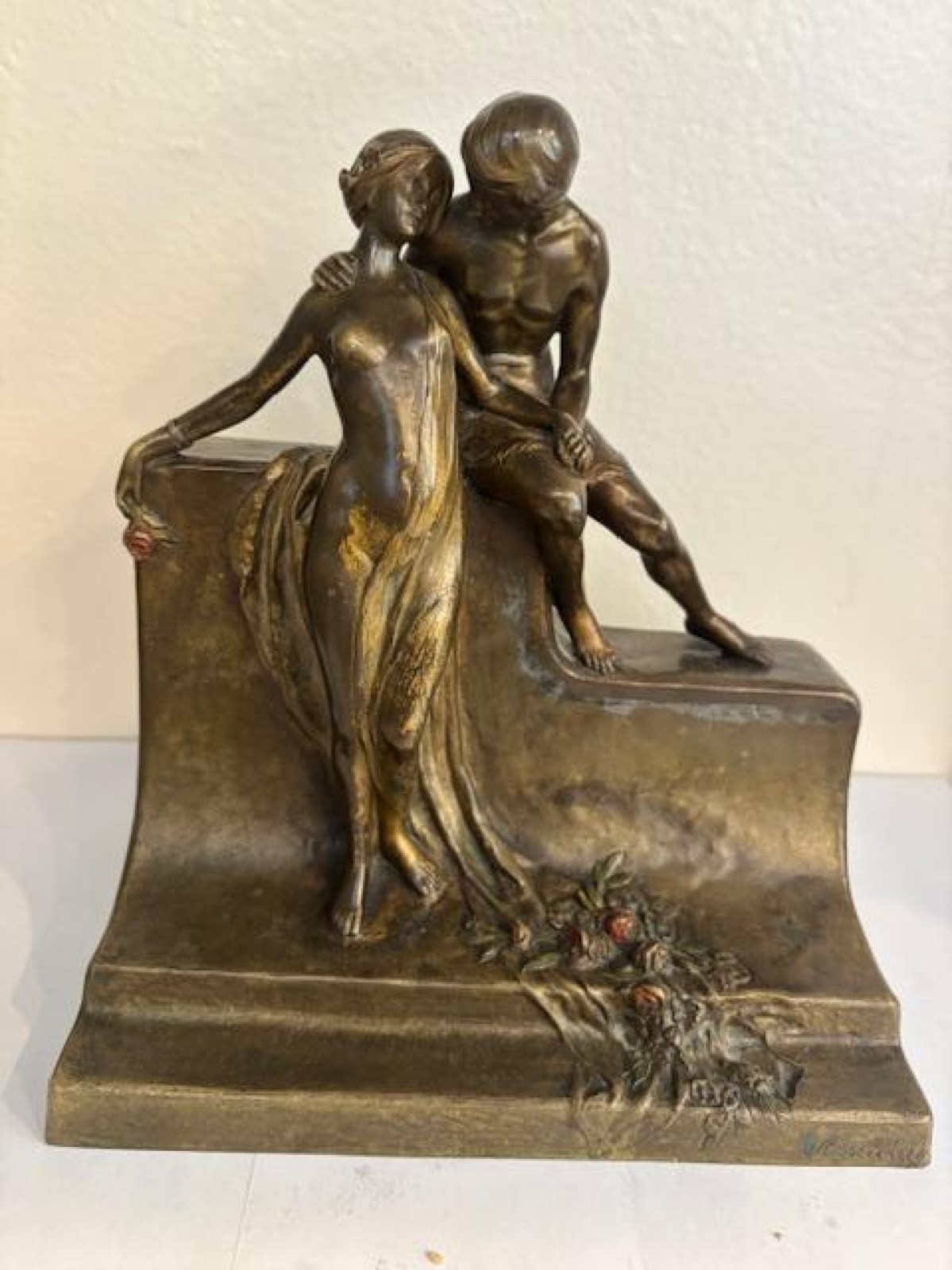 Art deco man and woman embracing