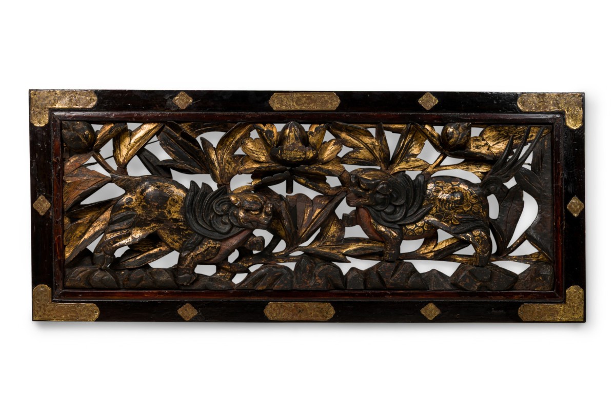 Chinese horizontal wall carving with 2 foo dogs