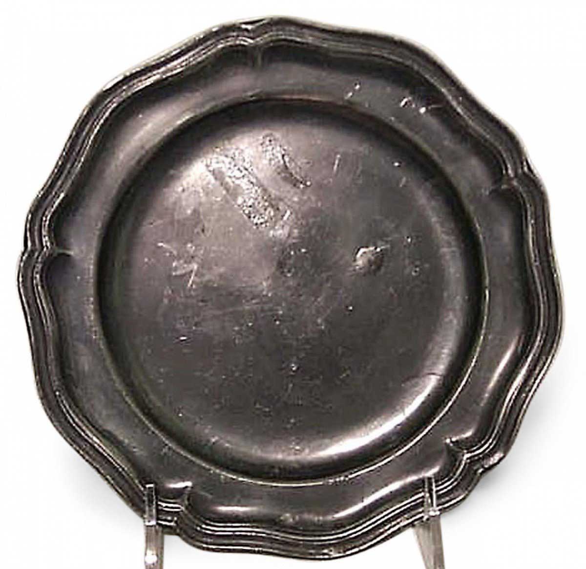 Set of 9 english renaissance style pewter plates 4