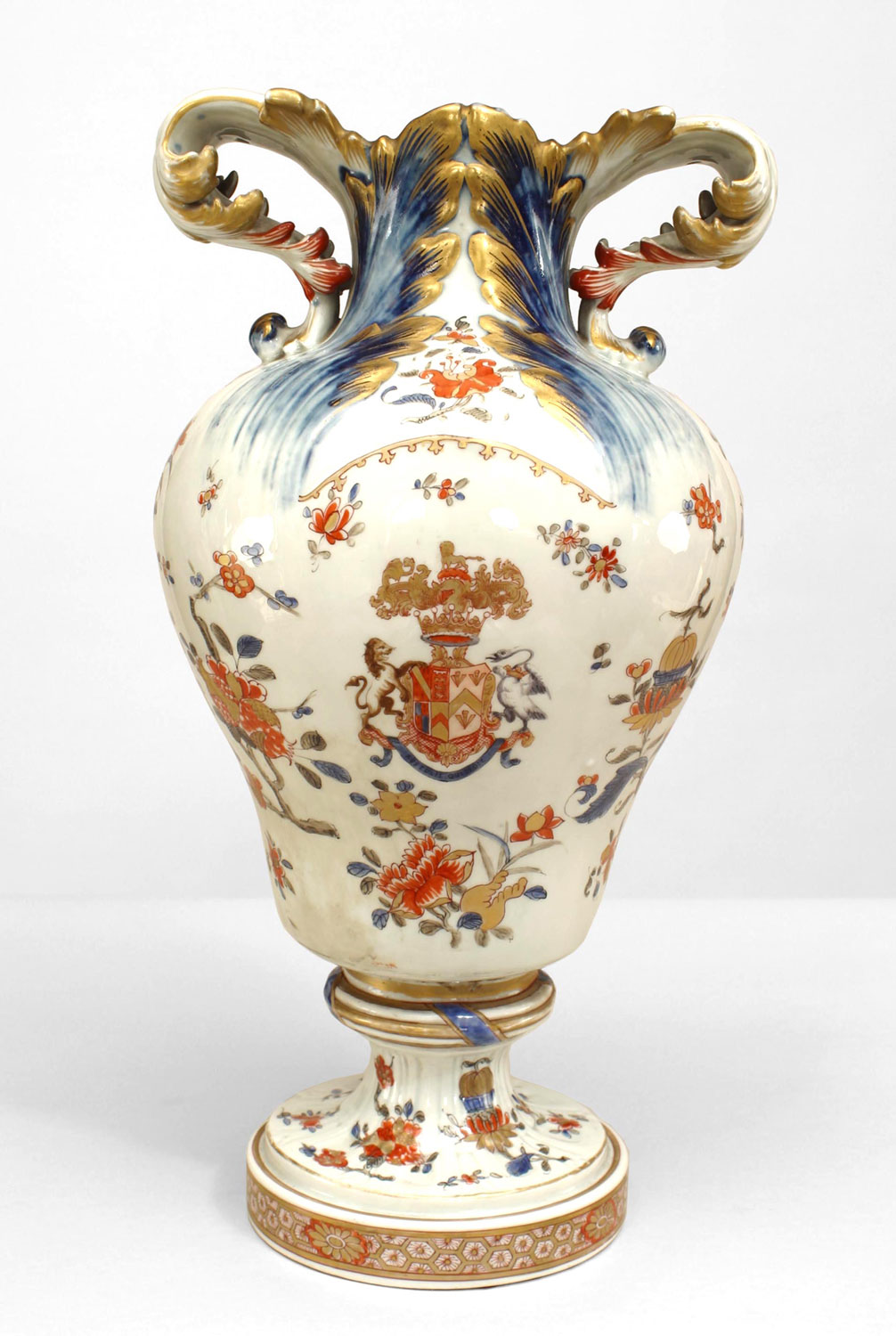 Pair of english armorial porcelain vases 1