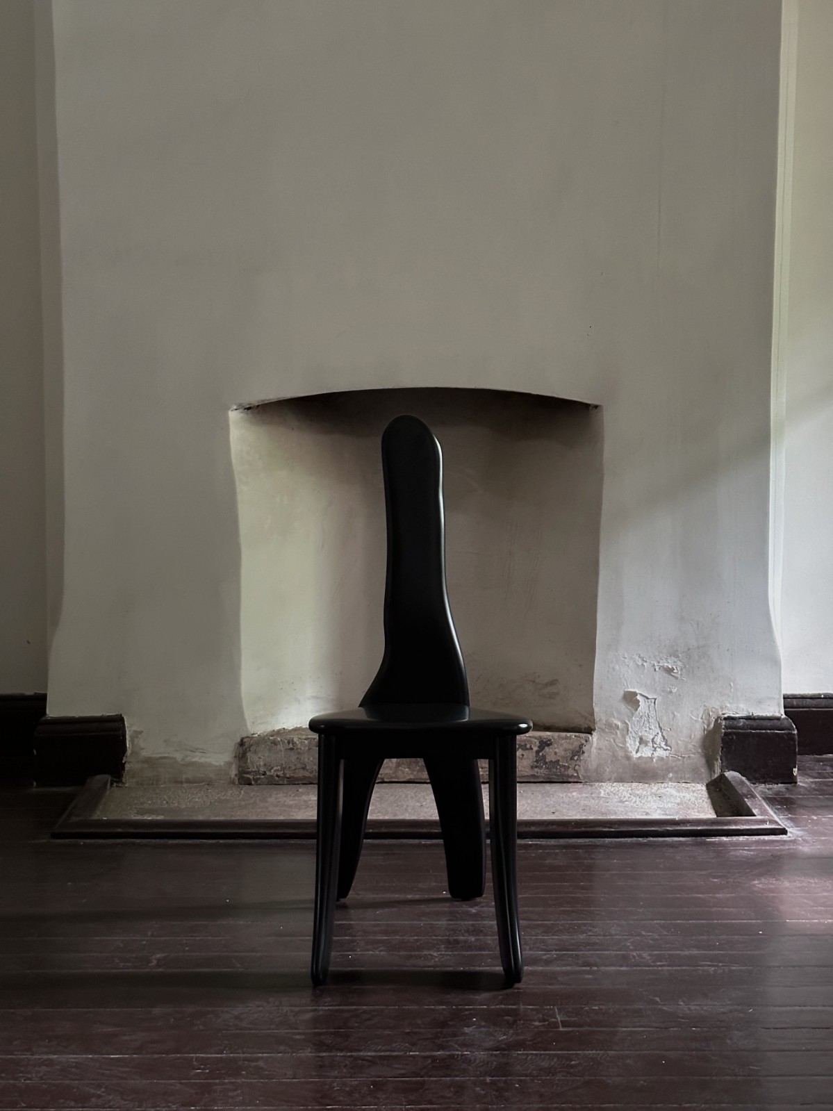 Contemporary oracle chair with lacquered finish