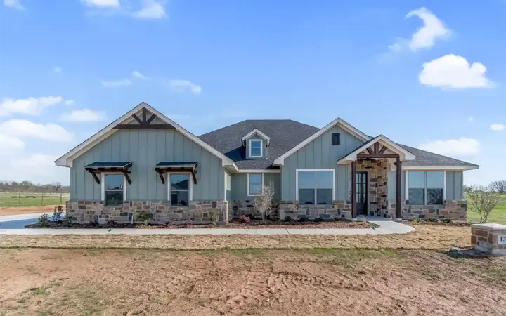 Ranch house plans 139-101 - front exterior, 2,062 sq ft, 4 bed, 2 bath house plans | Monster House Plans