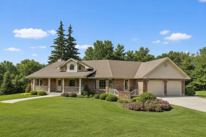 Traditional house plans 33-220 - front exterior, 1,558 sq ft, 2 bed, 2 bath house plans | Monster House Plans
