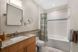 2nd Floor Full Bath 